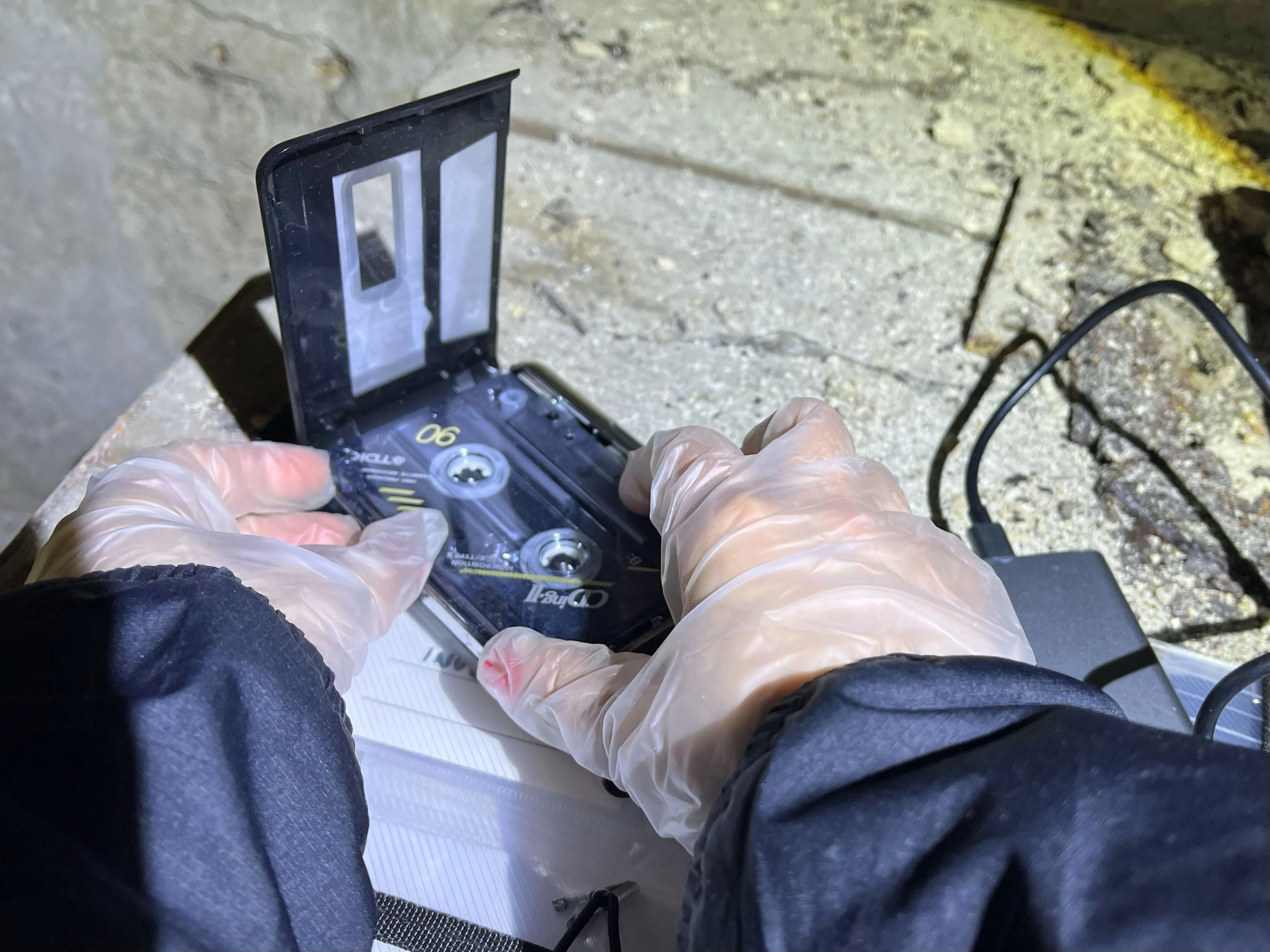 Iris Kienzl, Inventur, 2026, Installation, Untersuchungssystem